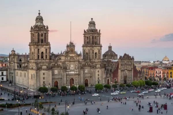 Catedral Metropolitana de CDMX realiza doble de campanas por la muerte de Papa Francisco